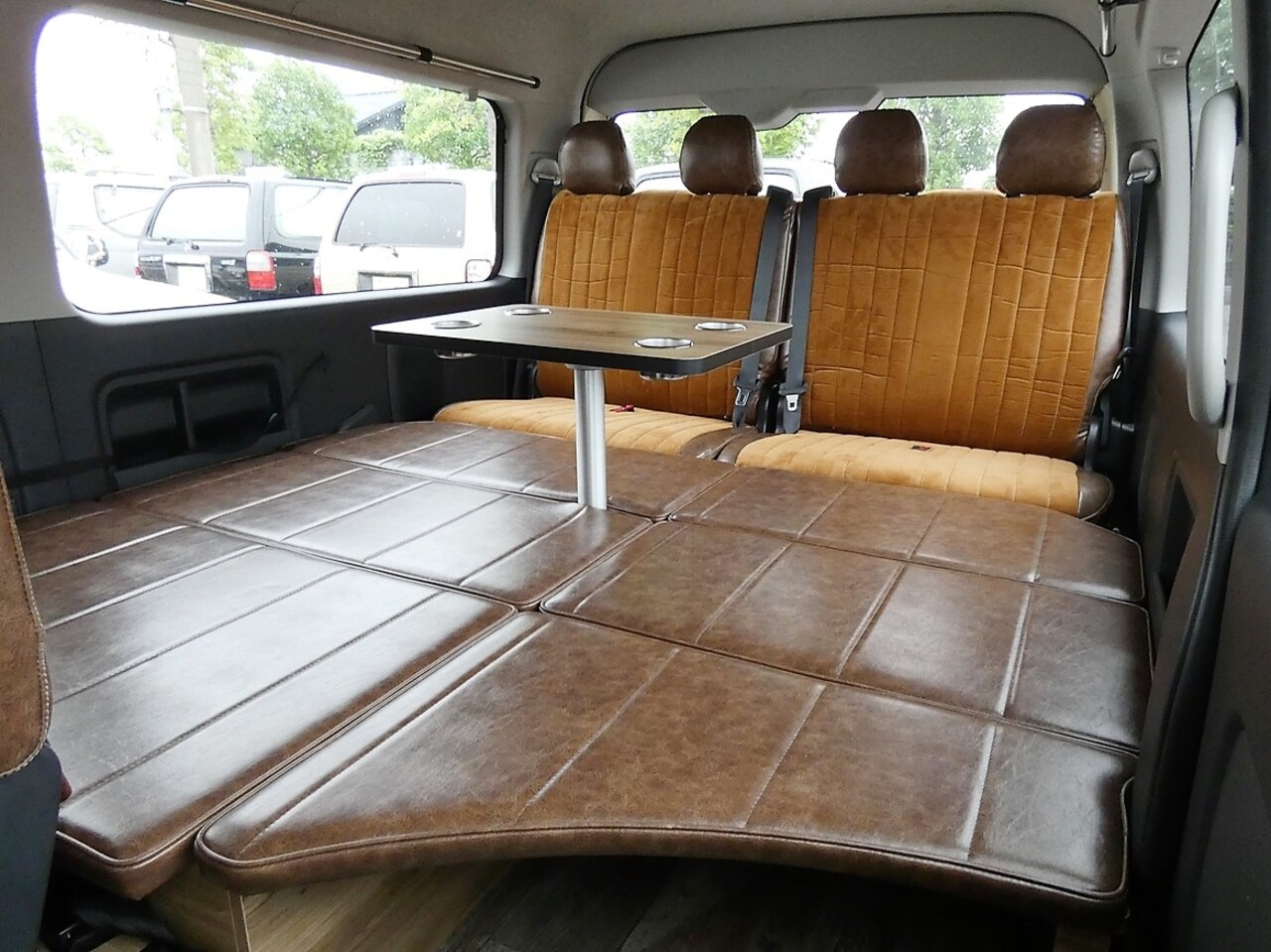 ハイエースワゴン FD-BOXエントリーモデル【FD-BOX W00】 車中泊も可能なベッドスペースが作れます